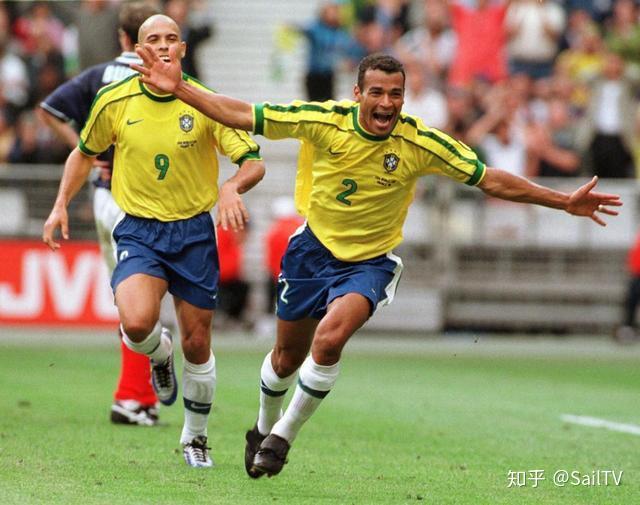 是巴西队分别在1994年美国世界杯和2002年韩日世界杯拿下的